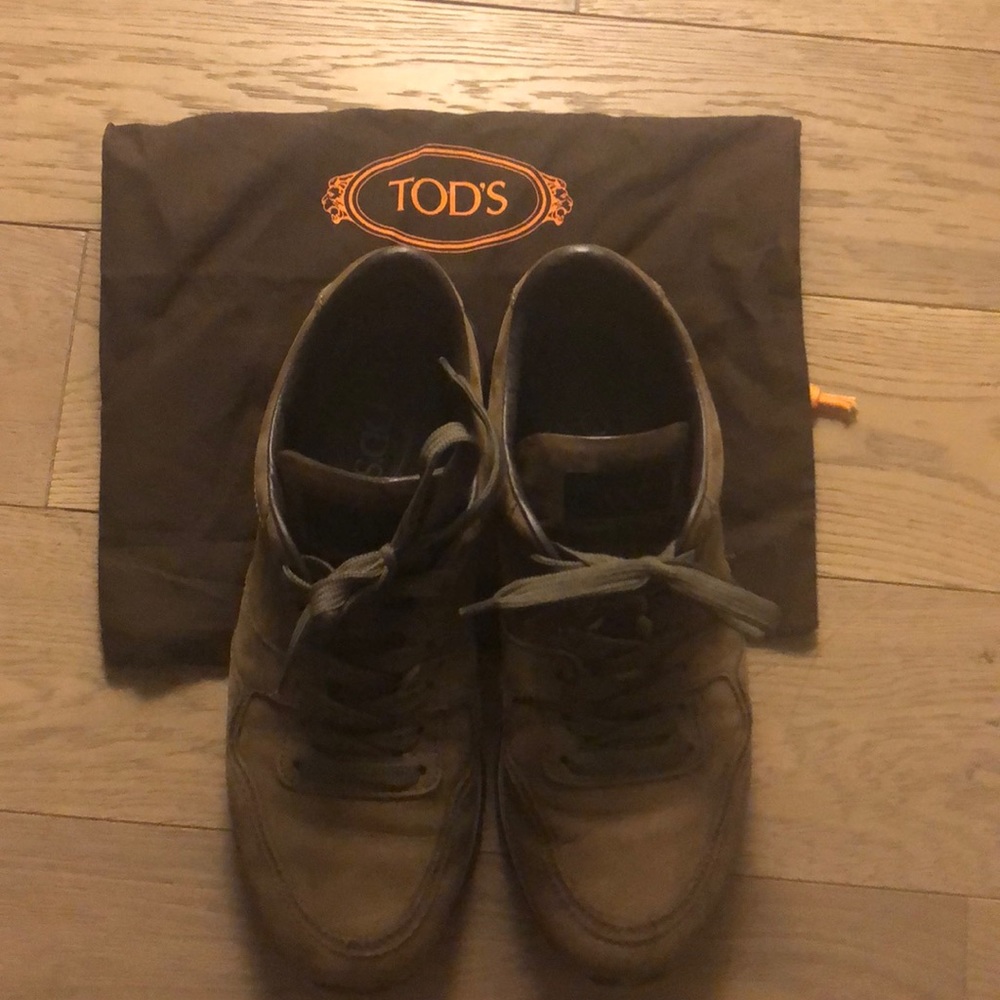 Tods men’s suede sneakers in size 7- fits 42
